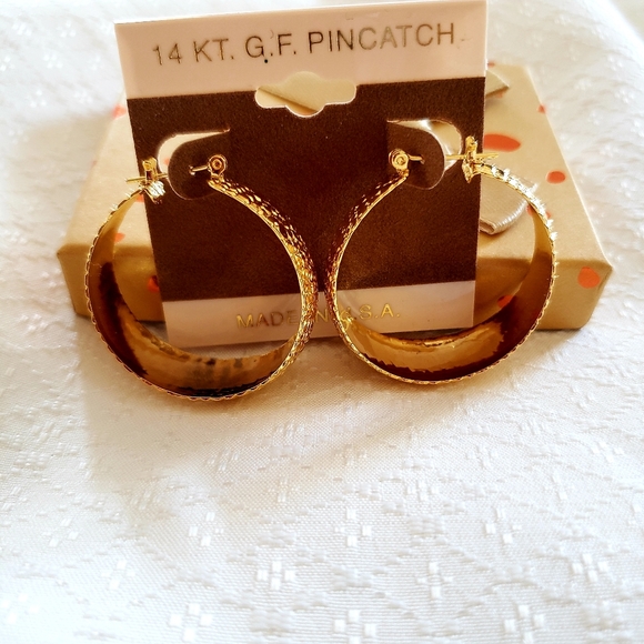 Gold statement hoops earrings - Picture 4 of 4